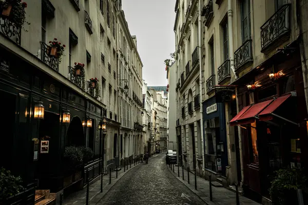 Paris, Fransa 'daki Charming Rue Servandoni.