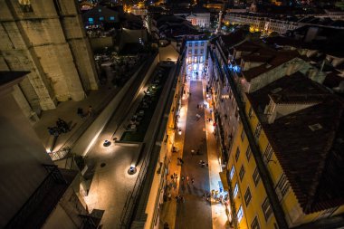 Rua do Carmo ve Convento do Carmo Harabeleri 'nin Gece Manzarası, Santa Justa' dan Chiado, Lizbon, Portekiz