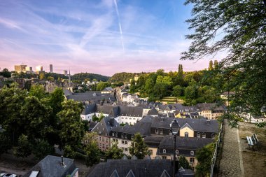 Günbatımında Lüksemburg 'un panoramik manzarası Avrupa' nın en güzel balkonu olarak bilinen Chemin de la Corniche 'den