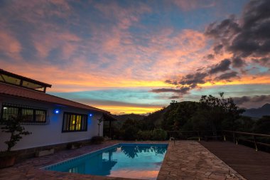 Itaipava, Rio de Janeiro, Brezilya Bir Kır Evi Havuzu Üzerinde Güzel Gün Batımı