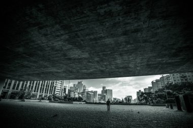 MASP Altında Tek Başına Yürüyüş, Sao Paulo