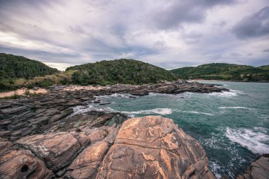 Praia da Foca 'nın Rocky Sahili Dramatik Gökler Altında - Buzios, Rio de Janeiro