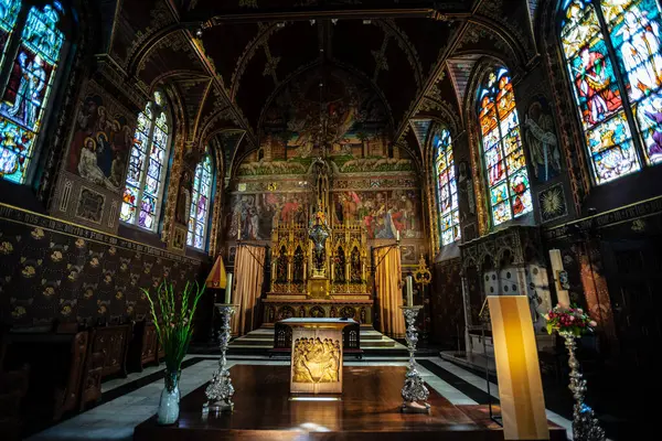 Kutsal Kan Bazilikası 'nın Güzel Ana Sunağı Üst Şapel - Bruges, Belçika
