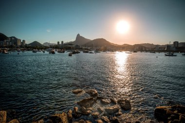 Huzurlu Günbatımı Mureta da Urca 'da Corcovado Dağı manzaralı - Rio de Janeiro, Brezilya