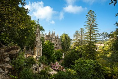 Güneşli bir günde Quinta da Regaleira Sarayı ve Bahçelerinin Büyüleyici Manzarası - Sintra, Portekiz