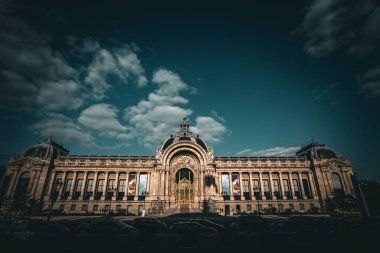 Dramatik Gökler Altındaki Güzel Petit Sarayı - Paris, Fransa