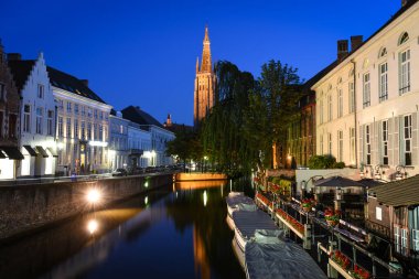 Dijver Kanalı 'nın Akşam Manzarası ve Leydimizin Kilisesi - Bruges, Belçika