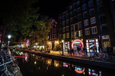 De Wallen 'da Neon Işıkları ve Gece Vakti Yansımaları (Red Light District) - Amsterdam, Hollanda