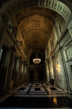 Amsterdam 'ın Hollanda Kraliyet Sarayı' ndaki Dim Lighting ile süsleyin.