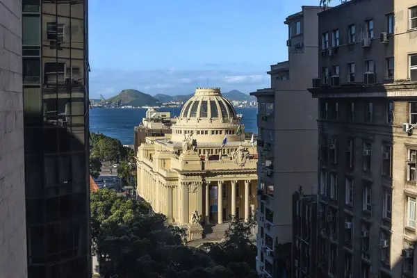 Palacio Tiradentes ve Guanabara Körfezi Modern Binalar tarafından çerçevelenmiştir - Rio de Janeiro, Brezilya