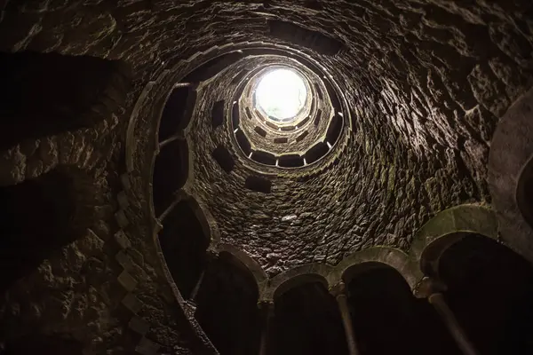 Quinta da Regaleira 'daki Kabul Kuyusu' nun Dibinden Yukarı Bakmak - Sintra, Portekiz