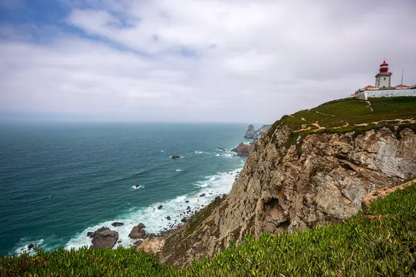 Cabo da Roca 'daki Atlantik Okyanusu manzaralı Güzel Kayalıklar ve Deniz Feneri Sintra, Portekiz