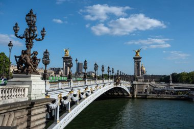 Alexandre Köprüsü Seine Nehri üzerinde, Les Invalides arka planda - Paris, Fransa