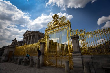 Versailles Sarayı 'nın Oyuncak Çocuklarla Süslü Altın Kapıları Versailles, Fransa