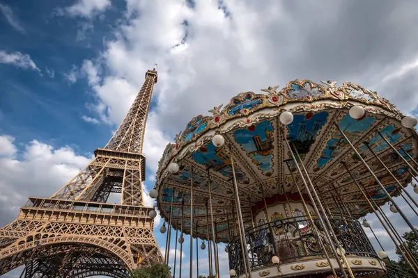 Eiffel Kulesi ve Atlıkarınca Yaz Günü - Paris, Fransa