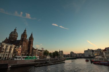 Kamperbrug-Amsterdam, Hollanda 'dan Aziz Nicholas Bazilikası ve Kanalı Günbatımı Manzarası