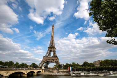 Bir yaz günü Paris, Fransa 'da Seine Nehri ve Pont' Iena yakınlarındaki Eyfel Kulesi.