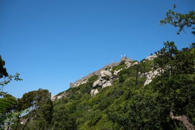 Berrak Mavi Gökyüzü altında Castelo dos Mouros (Berberiler Kalesi) Düşük Açı Görünümü - Sintra, Portekiz