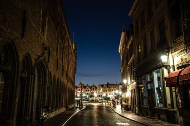 Pazar Meydanı 'na çıkan Akşam Işıkları - Bruges, Belçika