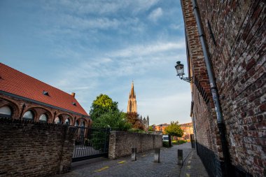 Leydimiz Bruges, Belçika Kilisesi 'ne giden kaldırım taşı yolu.
