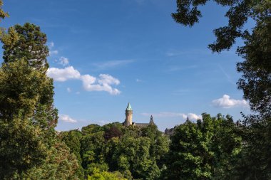Spuerkeess Kulesi, Lüksemburg 'un bir yaz gününde yeşilliklerle çevrili.