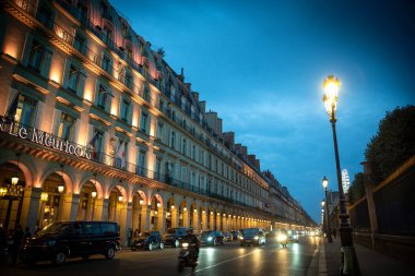 Rue de Rivoli ve Le Meurice Hotel 'in Akşam Manzarası - Paris, Fransa