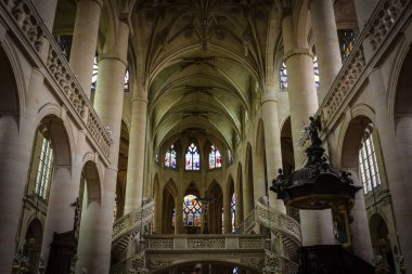 Saint-Etienne-du-Mont Kilisesi Tavan ve Sütunları - Paris, Fransa
