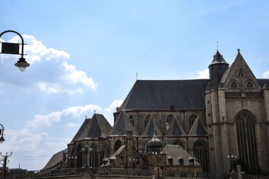 St. Michael Kilisesi ve Köprüsü bir yaz günü Graslei 'den görüldü - Gent, Belçika