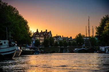 Amsterdam Kanalı ve Günbatımında Gabled Evleri - Hollanda