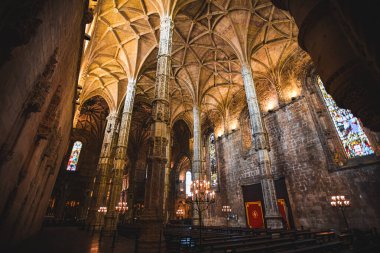 Jeronimos Manastırı 'ndaki Süslü Sütunlar ve Tonozlu Tavanlar - Lizbon, Portekiz
