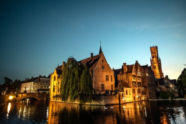 Rozenhoedkaai ve Bruges Çanı Alacakaranlık Gökyüzü Altında - Bruges, Belçika