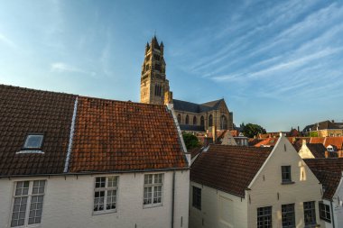 Arka planda St. Salvator Katedrali olan Bruges 'ün çatıları - Belçika