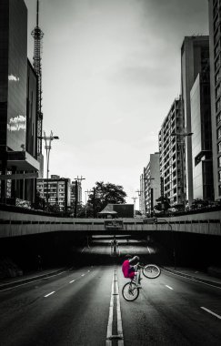 Avenida Paulista - Sao Paulo, Brezilya 'da Genç Bisikletçi