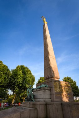 Anayasa Meydanı 'nda Gelle Fra Anıtı, Lüksemburg' un Parlak Yaz Günü