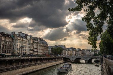 Pont Saint-Michel ve Seine Nehri Petit Pont 'ten dramatik günbatımı altında görüldü - Paris, Fransa