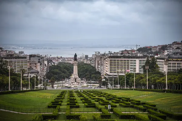 Eduardo 7. Parkından Pombal Meydanı ve Tagus Nehri 'ne - Lizbon, Portekiz