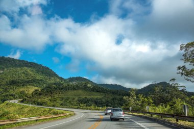 Rio de Janeiro Eyaleti Dağları 'ndan geçen Manzaralı Otoyol - Brezilya