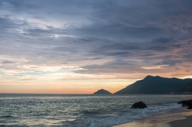 Rio de Janeiro Sahili 'nde Sihirli Alacakaranlık