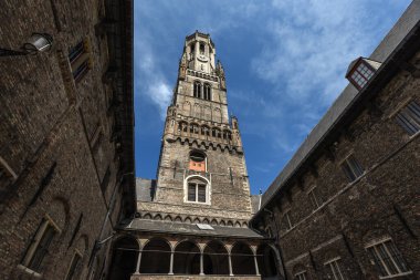 Bruges Belfry Avlusu ve Tower View Blue Sky - Belçika