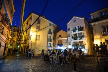 Alfama 'da Şenlik Dekorasyonu ve Gece Büyüsü - Lizbon, Portekiz