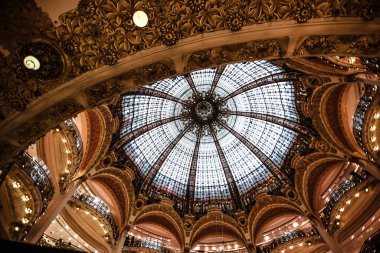 Lafayette Galerilerinde Görkemli Cam Kubbe Tavanı - Paris, Fransa