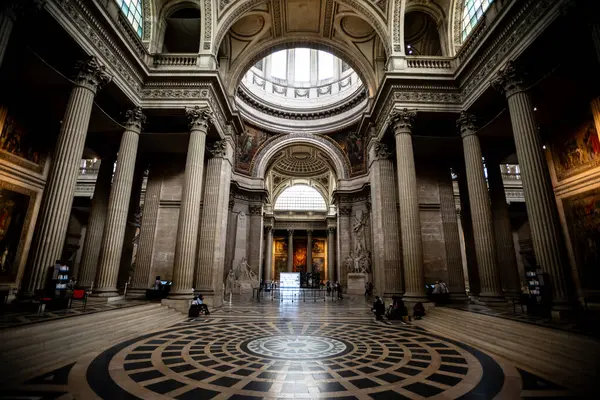 Güneş ışığı Pantheon 'un Klasik İçini aydınlatıyor - Paris, Fransa