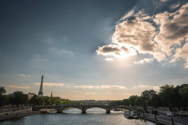 Paris, Fransa 'da Eyfel Kulesi ile Seine nehrinin üzerinde gün batımı
