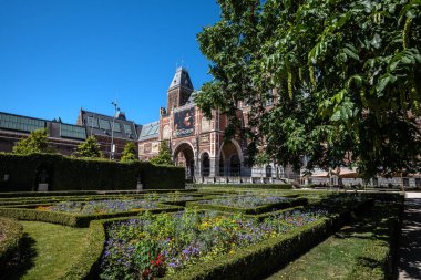 Rijksmuseum 'un Güzel Bahçeleri Bir Yaz Günü - Amsterdam, Hollanda