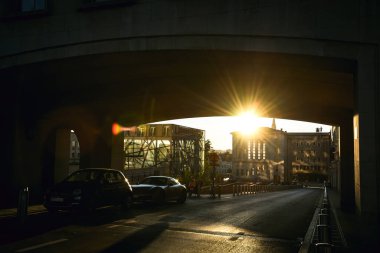 Brüksel-Belçika 'daki bir kemer yoluyla Çerçevelenmiş Günbatımı