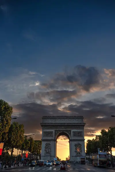 Dusk - Paris, Fransa 'da Zafer Takı ile Şanzelize' yi hareketlendirmek