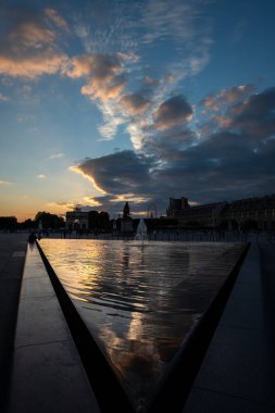 Alacakaranlıkta Louvre 'dan Altın Yansımalar - Paris, Fransa