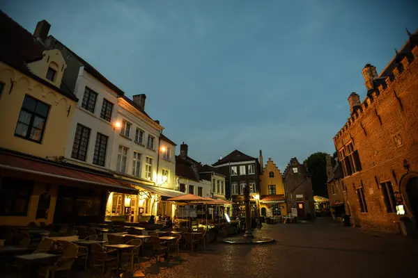 Huidenvettersplein 'deki Tarihi Cafe Terasları, Bruges, Belçika