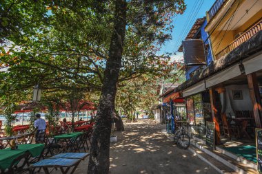 Praia do Abraao 'daki Tropikal Ağaçlar Altındaki Plaj Kafeleri - Ilha Grande, Rio de Janeiro, Brezilya