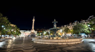 Lizbon, Portekiz 'deki Rossio Meydanı Gece Görüşü